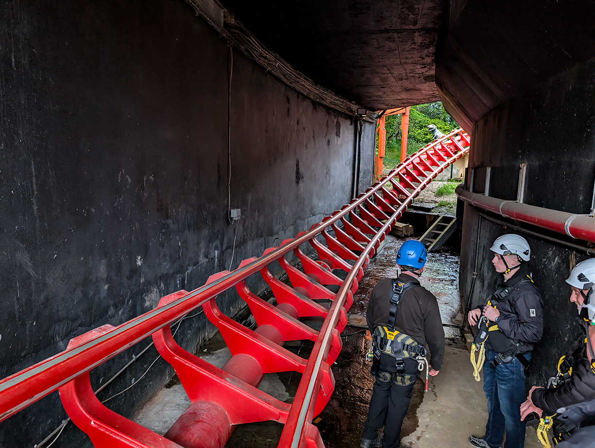 Re-profiled track in the photo tunnel